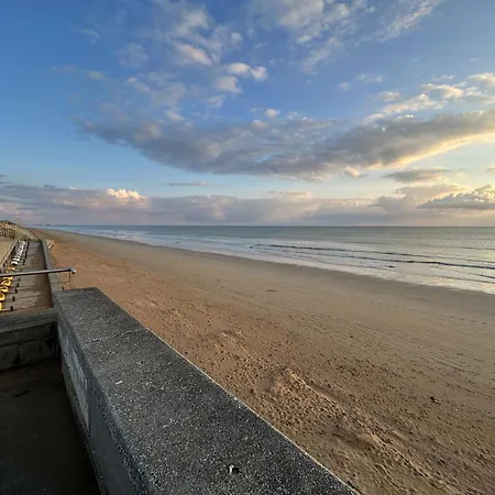 Charmant studio rénové à 50m de la plage avec terrasse et parking - FR-1-224C-82 Apartamento